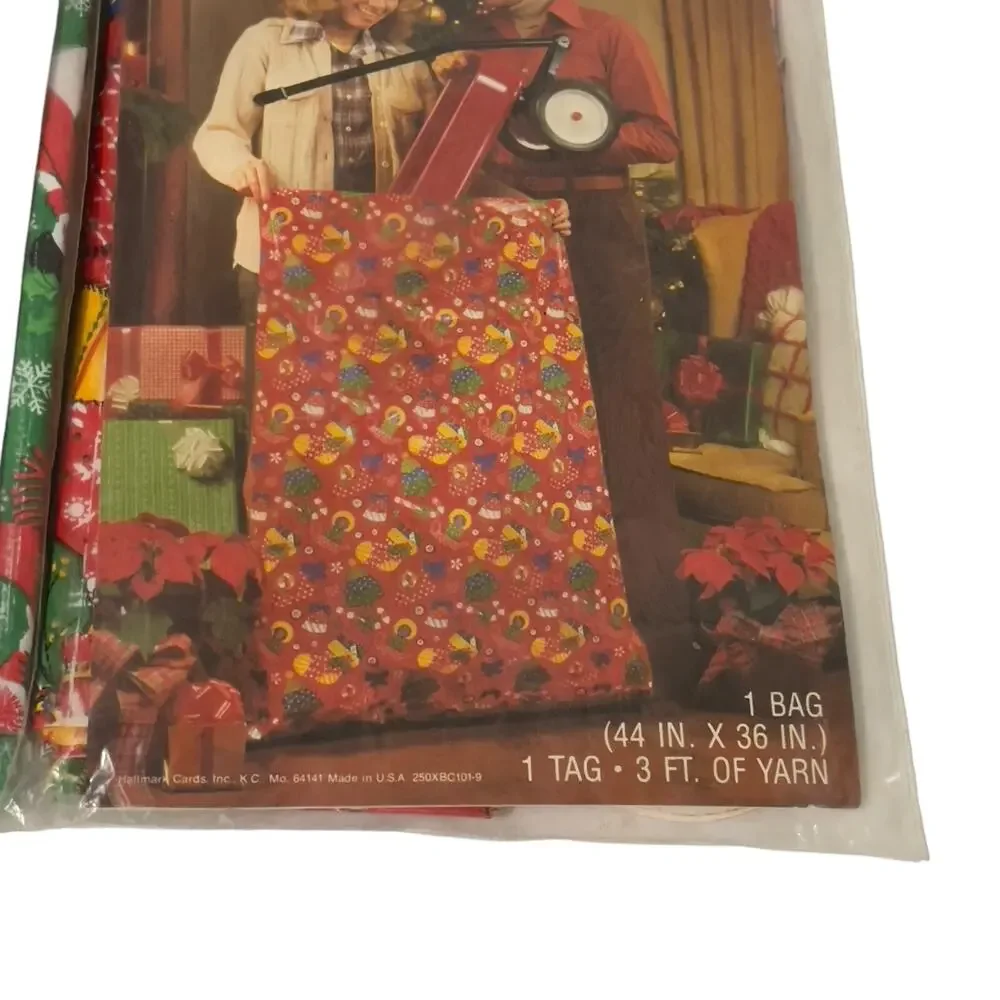 Vintage Hallmark‎ Christmas Gift Bags Tag & Yarn Lot Of 2 Stockings Snowman New
